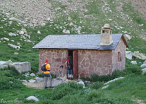 Refugio no guardado de Botornás. Se encuentra un poco antes de llegar al ibón de Botornás.