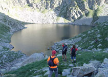 El camino bordea el ibón de Botornás por la izquierda, a unos 2.330m de altitud.