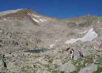 A partir de aquí nuestro camino transcurre entre bloques de roca y piedras.