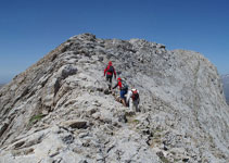 Un camino bien definido nos llevará por una fácil cresta hasta la cima.