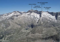 Inigualables vistas del ibón y la cresta de Llosás, y de los emblemáticos picos del macizo de la Maladeta.