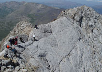 Un grupo de excursionistas espera su turno para cruzar el Paso del Caballo.