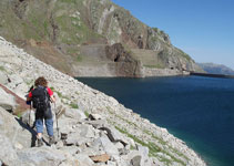 De regreso volvemos a bordear el embalse de Llauset, sorteando las rocas que vamos encontrando.