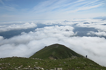 Un mar de nubes cubre buena parte del Alto Béarn (Francia).