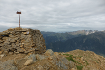 Montón de piedras que señalan la cima del Casamanya Sur.