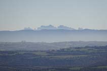 Vistas a Montserrat desde uno de los miradores del castillo.