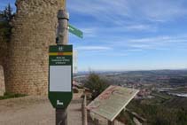 Una señal vertical nos indica el camino que baja hacia Solsona.
