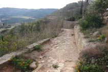 La bajada hacia Solsona coincide con una variante del GR 7.