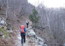 Un camino bien marcado sube hasta el refugio.