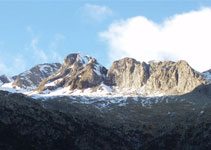 Delante nuestro vemos la sierra de Llardana.