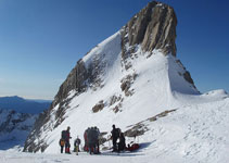 Espléndida fotografía del Diente de Llardana (3.094m) desde el collado.