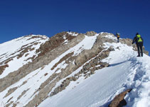 Algunos excursionistas en la cima.