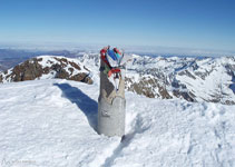 Vértice geodésico en la cima.