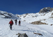 Bajando por el valle de Llardaneta, atrás lejos va quedando el Diente de Llardana.