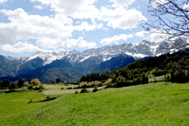 Prados y montañas nevadas de la sierra del Cadí.