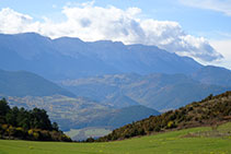 Vistas a la cara norte del Cadí desde el altiplano de Anes.