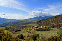 La casa en ruinas de Sant Quintí. A lo lejos se ve el pueblo de Lles de Cerdanya.