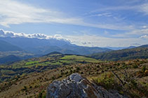 Vistas panorámicas al valle del Segre y la cara norte del Cadí. 