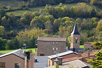 El campanario de la iglesia de Sant Esteve, en el núcleo antiguo de Prullans.