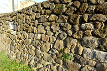 Pared de piedra seca con roca volcánica.