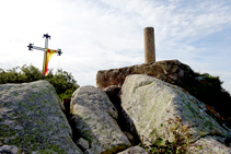 Vértice geodésico del Puig de Cadiretes.