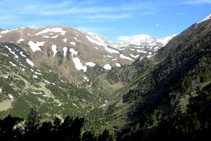 Vistas de la cabecera del río Duran, con la redondeada cima del Bony Manyer.