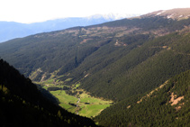 Vistas al Pla de Campllong al fondo del valle.