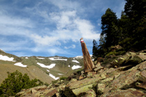 Una piedra puesta en vertical, como si se tratara de un menhir, nos señaliza el itinerario.