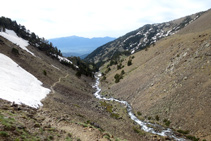 Mirada atrás para observar el gran valle de la Cerdaña, al fondo, y las montañas de la sierra del Moixeró.