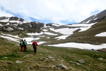 Dejamos el refugio atrás y subimos en dirección NE sin un sendero claro.