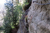 El camino está equipado con escalones metálicos y pasamanos.