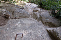 Escalones metálicos en la canal dels Ganxos Nous.