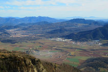 Vistas de Olot, Les Preses y la Mallol, con el paisaje volcánico que rodea la cubeta de Olot.