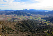 Al E, las vistas a la Vall d´en Bas con las sierras del Corb y de Finestres.