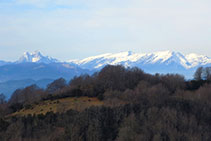 Vistas hacia el Pedraforca y la sierra del Cadí y el Moixeró.