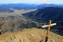 Vista desde la cima sobre la Vall d´en Bas.