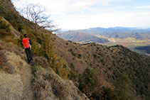 Recorriendo los acantilados de Santa Magdalena por la vertiente meridional.