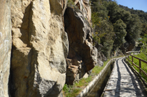 Rocas de granodiorita al lado del camino.