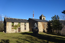 Ermita de Sant Antoni y un curioso pozo enfrente.