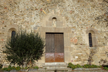 Portalada de la iglesia de Campelles.