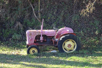 Viejo tractor utilizado en los trabajos agrícolas.