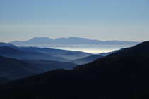 Vistas al S con el macizo del Montseny y la Plana de Vic bajo la niebla.