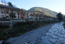 El río Freser y el paseo Àngel Guimerà.