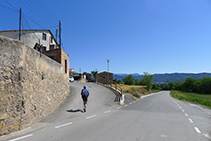 Dejamos la carretera atrás y subimos hacia el vecindario del Roser.