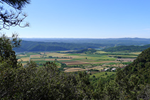 Vistas de los campos de Peramola, la llanura de Oliana y la cola del pantano de Rialb desde el Grau de Puerta.