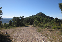 Mirada atrás: pista de la izquierda hacia el Roc de Cogul (al fondo).