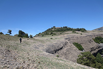 Caminamos por la meseta de la Roca del Corb en dirección a su pequeña cima (al fondo).