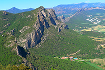 Roc de Rombau y hotel Can Boix de Peramola desde el Roc de Cogul.