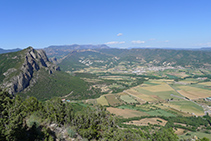 Vistas de Oliana desde el Roc de Cogul. Al fondo, sierra del Port del Comte.