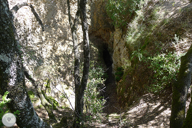 Roca del Corb y Roc de Cogul desde Peramola 1 